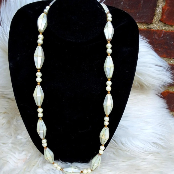 Vintage Mother‎ of Pearl Veneer  Clean Classic Necklace - Picture 1 of 5